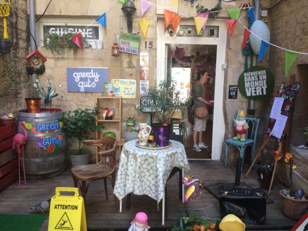 Entrée du restaurant Greedy Guts à Caen